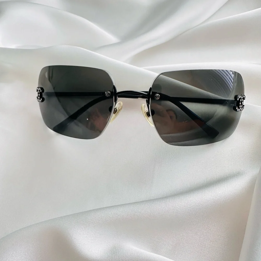 Like New🖤CHANEL Vintage black Sunglasses , Swarovski Cc